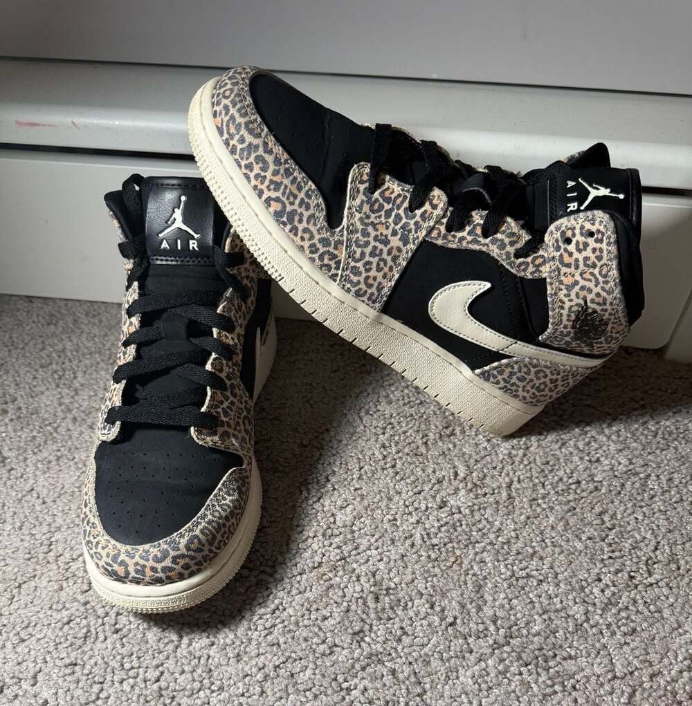Jordan Air Jordan 1 Mid SE GS Size 6.5Y Leopard